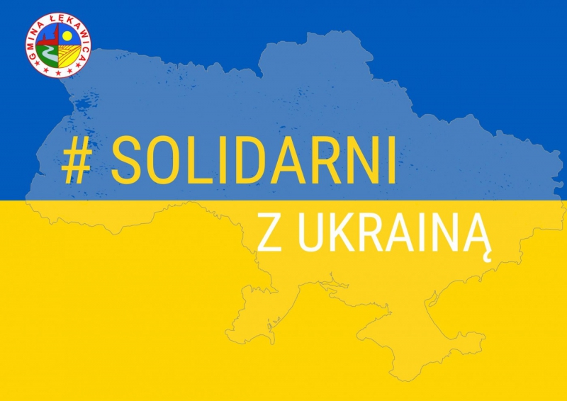 Baner z napisem Solidarni z Ukrainą na tle ukraińskiej flagi z konturem kraju