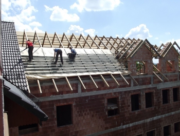 Centrum Integracji Społeczności Lokalnej w Łękawicy - dach w trakcie budowy - zdjęcie4
