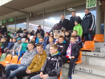 Dzieci i młodzież z terenu Gminy Łękawica na meczu Ekstraklasy piłki nożnej w Bielsku Białej - zdjęcie2