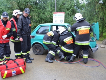 Pokaz ratownictwa drogowego przy remizie w Kocierzu Moszczanickim - zdjęcie9