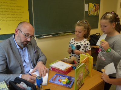 Gminna Biblioteka Publiczna w Łękawicy gościła dzisiaj pana Waldemara Cichonia autora książeczek dla dzieci - zdjęcie45