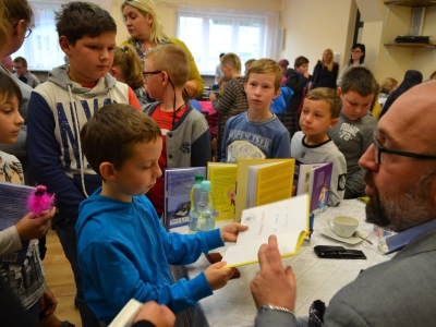 Gminna Biblioteka Publiczna w Łękawicy gościła dzisiaj pana Waldemara Cichonia autora książeczek dla dzieci - zdjęcie22