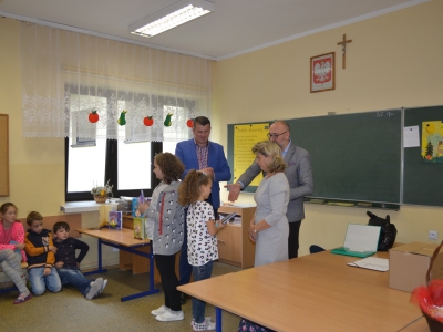 Gminna Biblioteka Publiczna w Łękawicy gościła dzisiaj pana Waldemara Cichonia autora książeczek dla dzieci - zdjęcie42