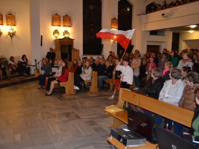 Wieczór przed kanonizacją Jana Pawła II w Kosciele Parafialnym w Łękawicy. - zdjęcie16