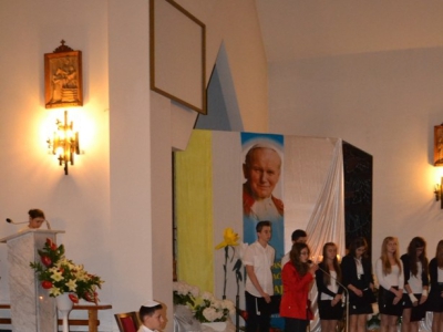Wieczór przed kanonizacją Jana Pawła II w Kosciele Parafialnym w Łękawicy. - zdjęcie18