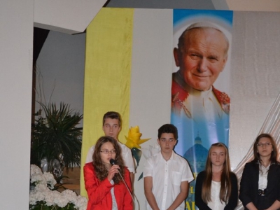 Wieczór przed kanonizacją Jana Pawła II w Kosciele Parafialnym w Łękawicy. - zdjęcie20