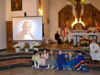 Wieczór przed kanonizacją Jana Pawła II w Kosciele Parafialnym w Łękawicy. - zdjęcie22