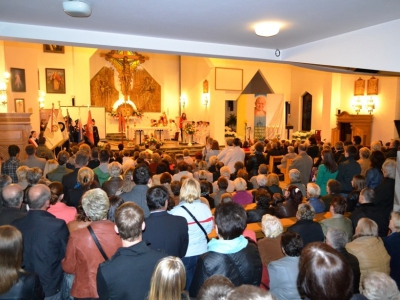 Wieczór przed kanonizacją Jana Pawła II w Kosciele Parafialnym w Łękawicy. - zdjęcie4