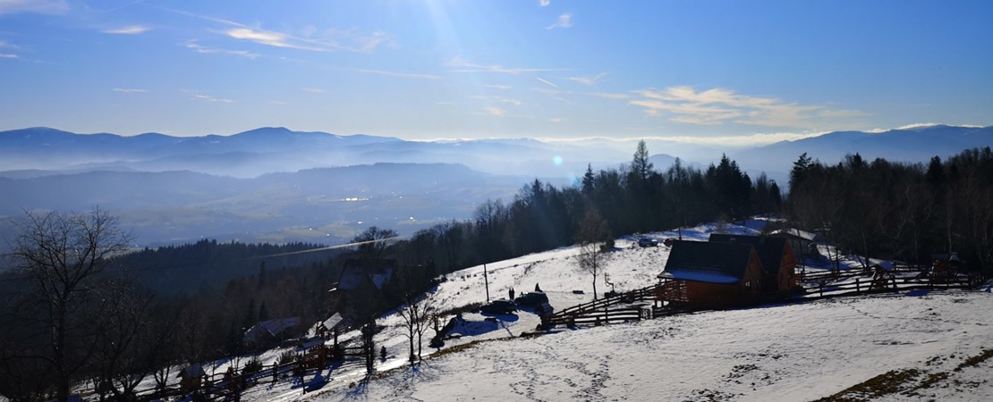 Widok na pobliskie pasma górskie ze szczytu Łysiny w zimowej scenerii