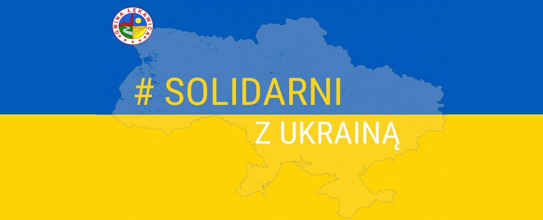 Baner z napisem Solidarni z Ukrainą na tle ukraińskiej flagi z konturem kraju